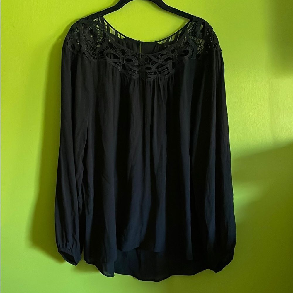 Lane Bryant Black Flowy Tunic Top Blouse With Lace Shoulders & Neck Size 14/16